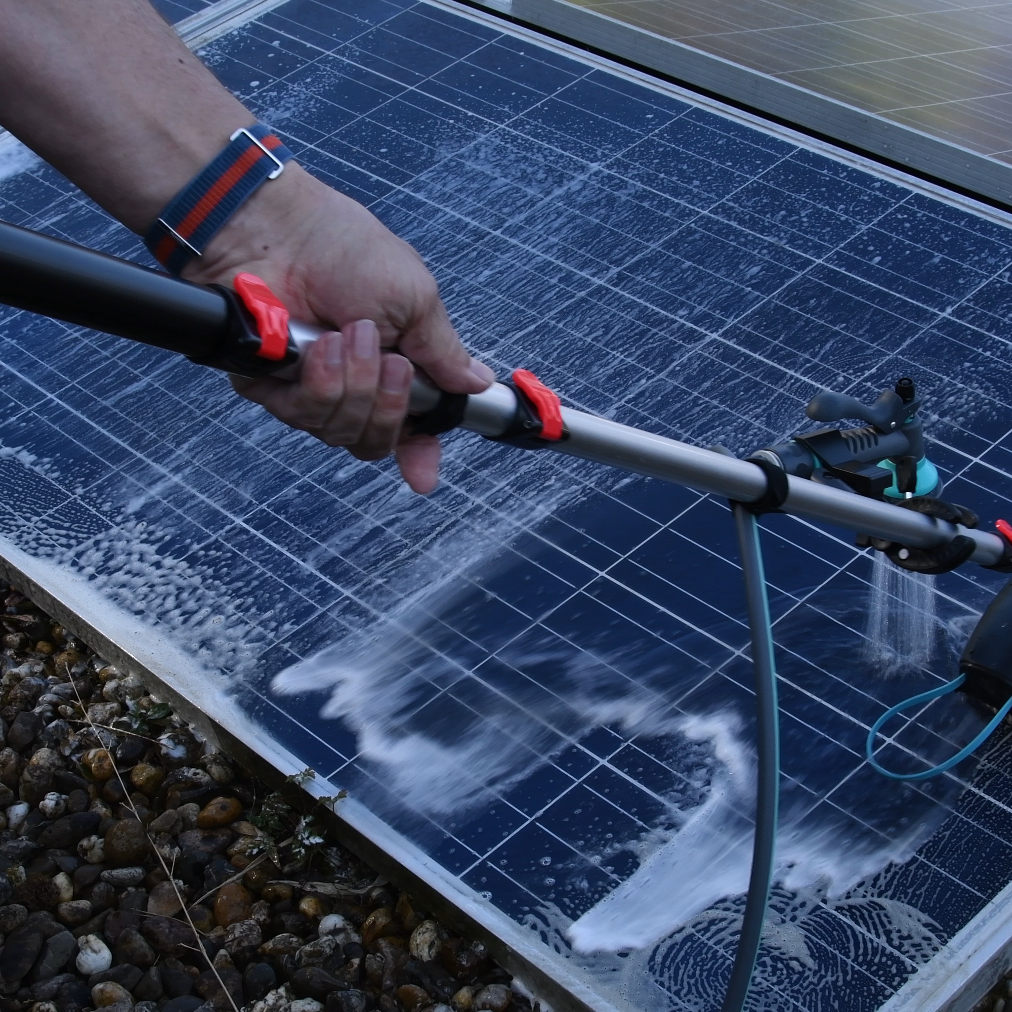 Kann der E-Scrubber auch die PV-Panels reinigen?